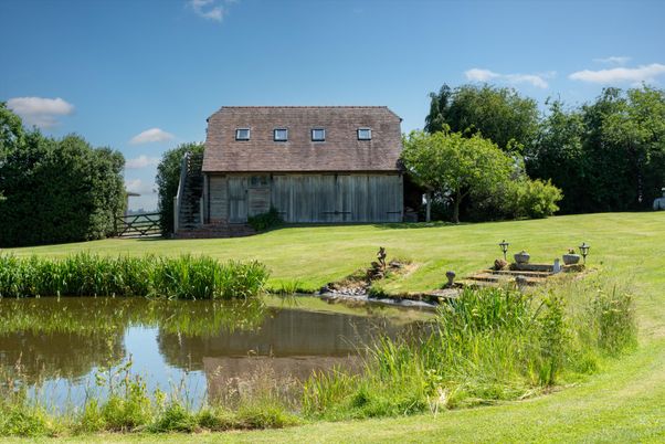Exterior, Lake