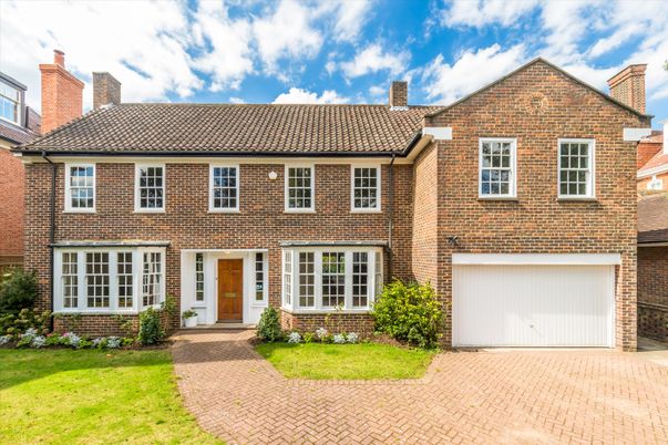 Attached, Exterior, Facade, Brick Facade, Georgian