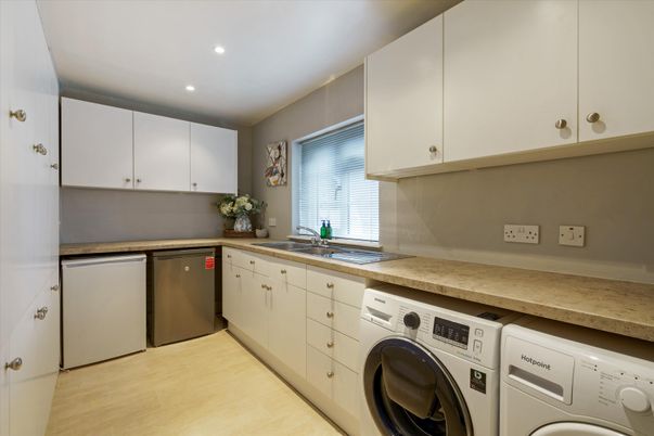 Interior, Recessed Lighting, Washer, Wood Texture Flooring