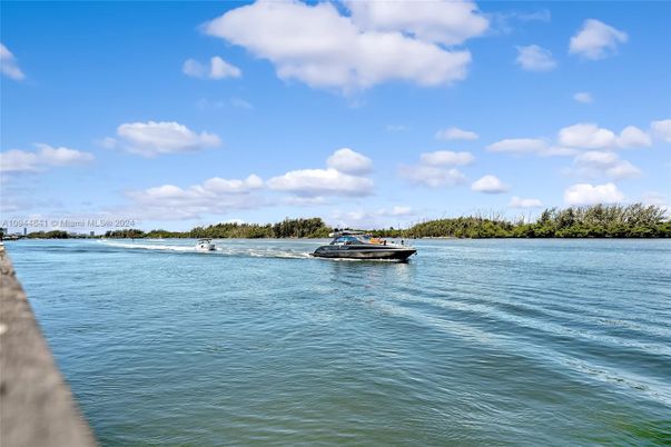 Exterior, Lake