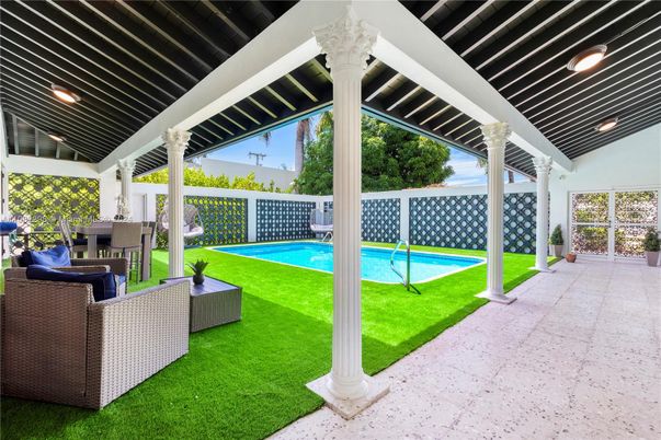 Exterior, Pool