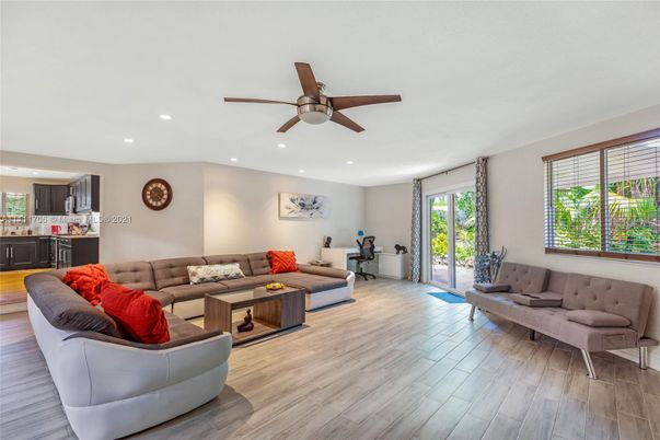 Fitness Equipment, Interior, Living room, Recessed Lighting, Wood Texture Flooring