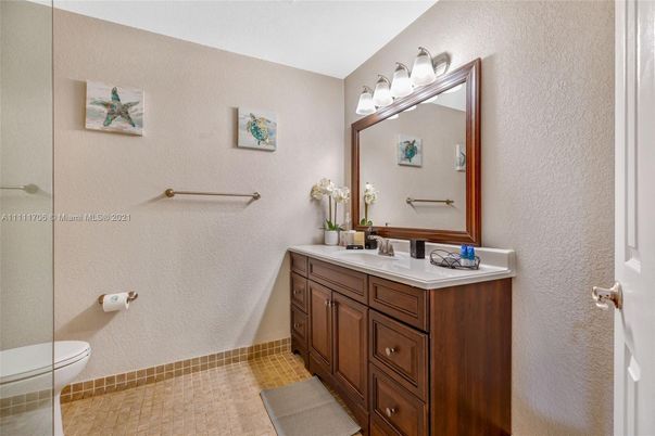 Bathroom, Dual Sink Vanities, Interior