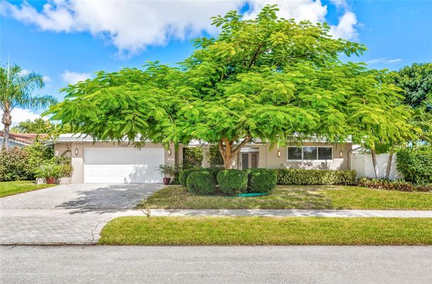 Attached, Exterior, Facade, Ranch