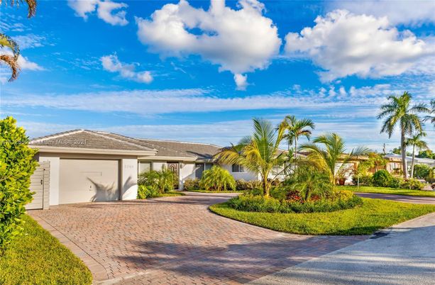 Attached, Exterior, Facade, Ranch