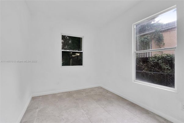 Empty room, Interior