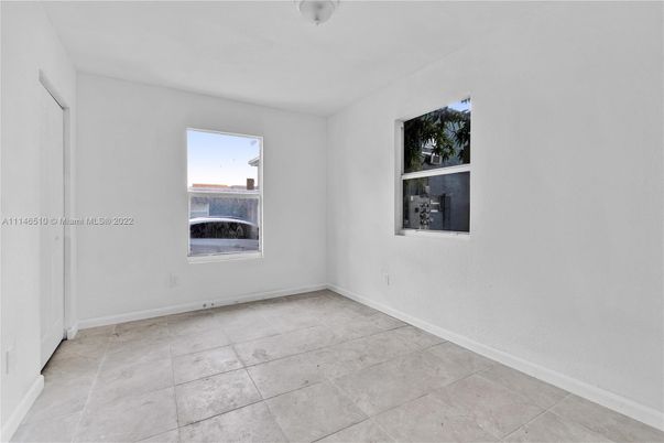 Empty room, Interior