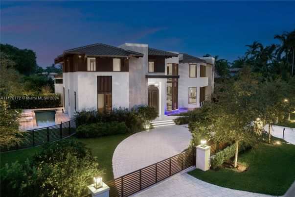 Exterior, Facade, Pool, Mediterranean