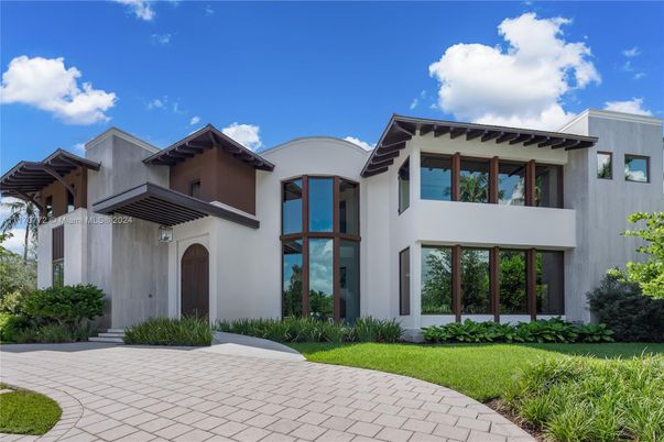 Exterior, Facade, Modern