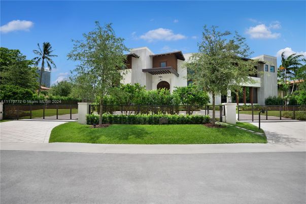 Backyard, Exterior, Facade, Modern