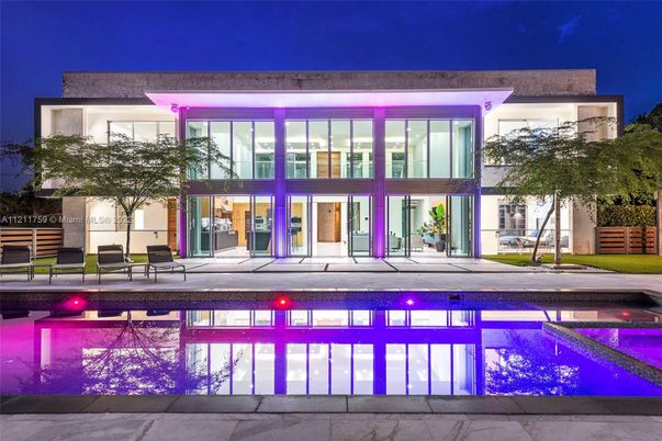Exterior, Facade, Pool, Modern