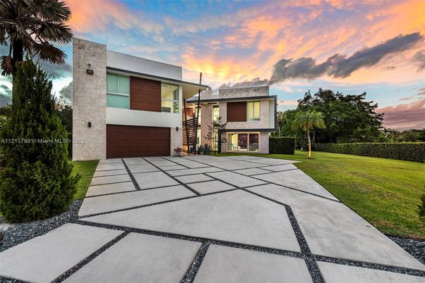 Attached, Backyard, Exterior, Facade, Modern