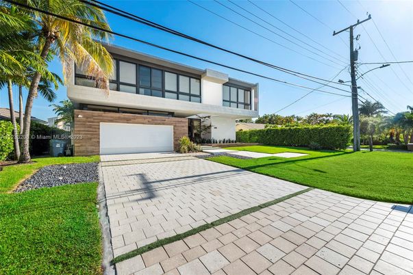 Attached, Backyard, Exterior, Facade, Modern