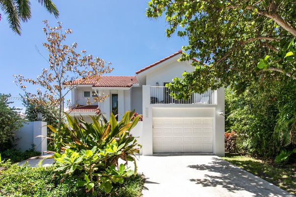 Attached, Exterior, Facade, Spanish Mediterranean