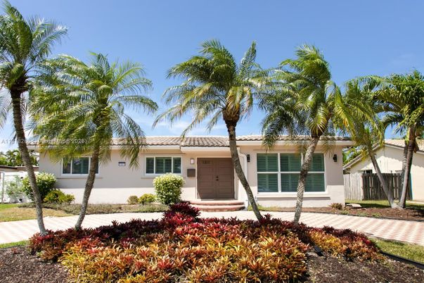Exterior, Facade, Ranch