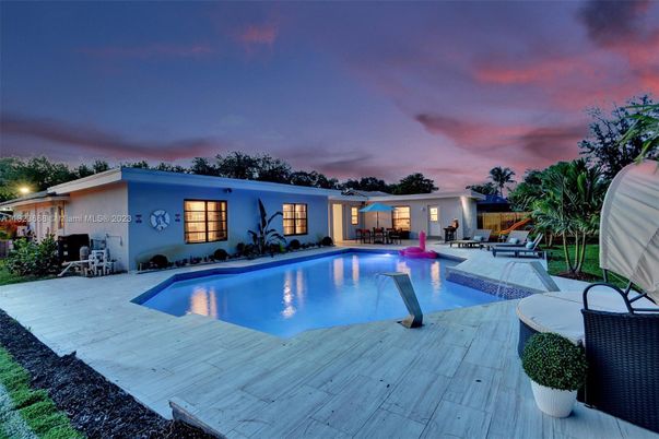 Exterior, Pool