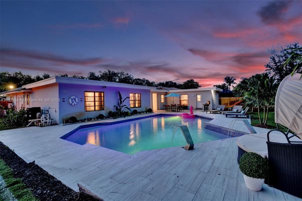 Exterior, Pool