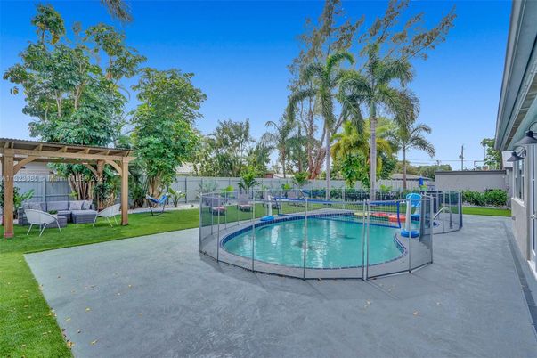 Exterior, Playground, Pool