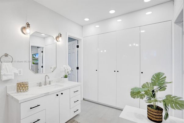 Bathroom, Dual Sink Vanities, Interior, Recessed Lighting