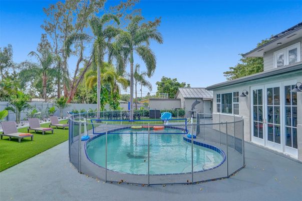 Exterior, Pool