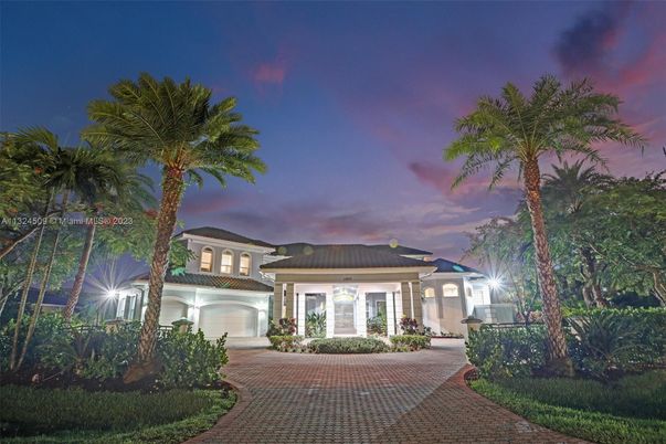 Attached, Exterior, Facade, Mediterranean