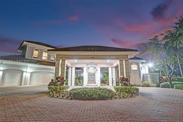Attached, Exterior, Facade, Mediterranean