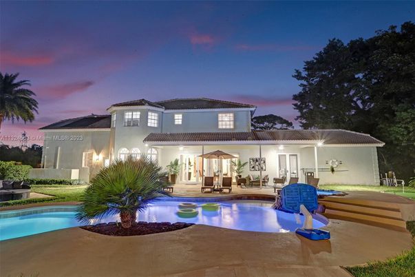 Exterior, Pool