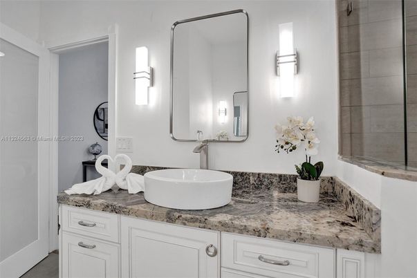 Bathroom, Dual Sink Vanities, Interior