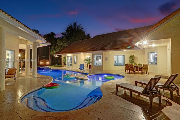 Exterior, Pool