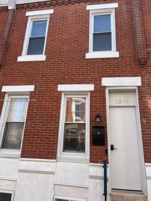Exterior, Facade, Brick Facade, Rowhouse