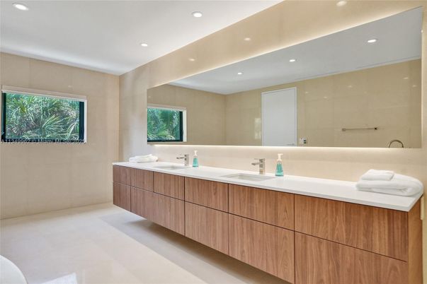 Bathroom, Dual Sink Vanities, Interior, Recessed Lighting