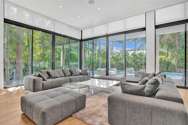 Interior, Living room, Recessed Lighting, Sun Room, Wood Texture Flooring