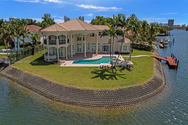 Exterior, Lake, Pool