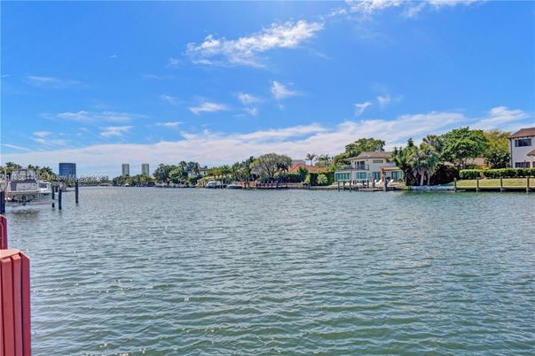 Exterior, Lake