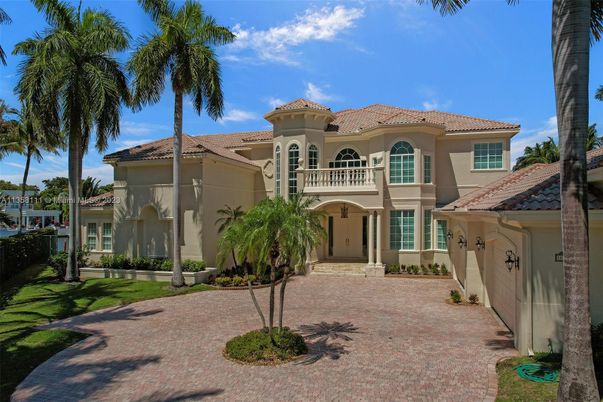 Exterior, Facade, Mediterranean