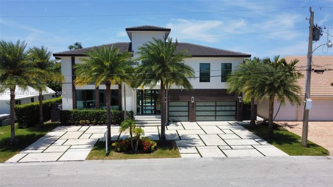 Attached, Exterior, Facade, Modern