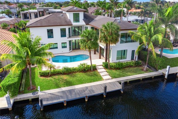 Exterior, Lake, Pool