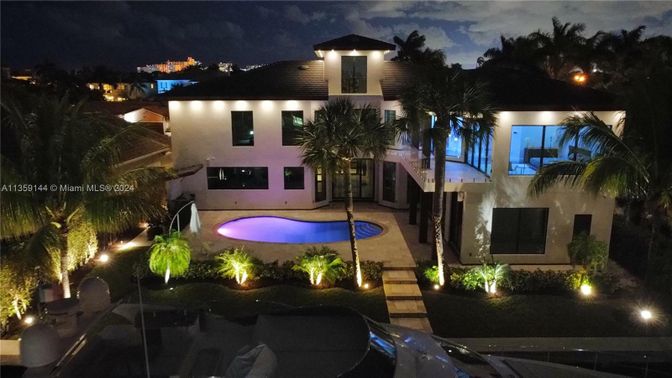 Exterior, Facade, Pool, Modern
