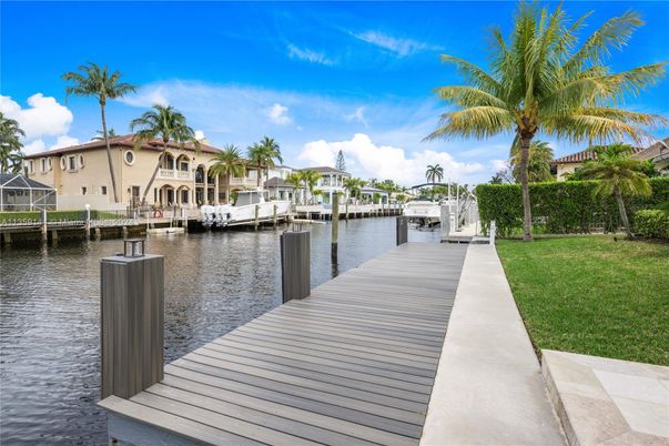 Exterior, Lake