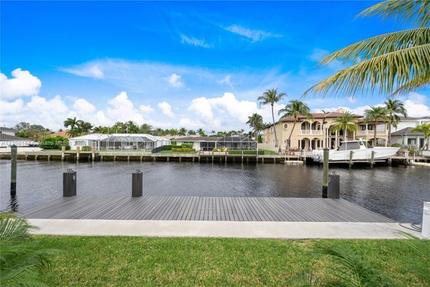 Exterior, Lake