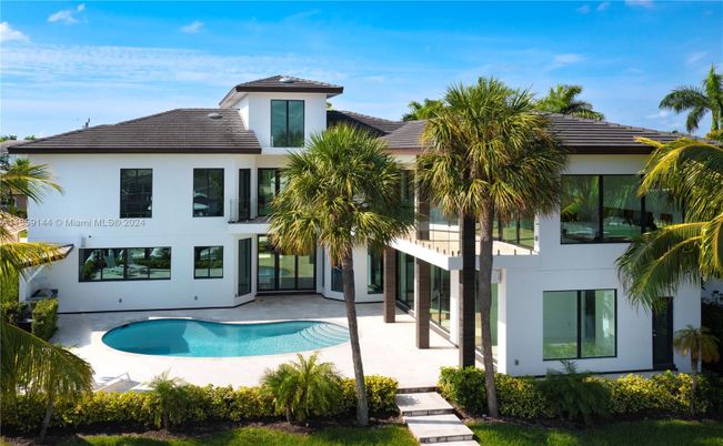 Exterior, Facade, Pool, Modern