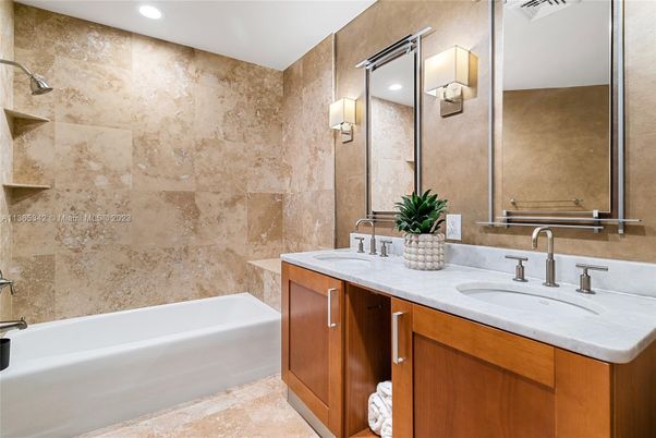 Bathroom, Dual Sink Vanities, Interior, Recessed Lighting