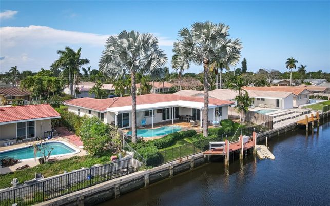 Exterior, Lake, Pool