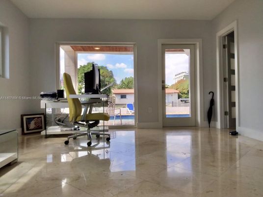 Home Office, Interior