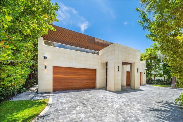 Attached, Exterior, Facade, Modern