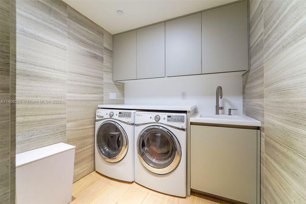 Interior, Recessed Lighting, Washer, Wood Texture Flooring