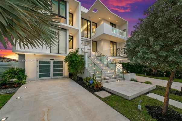 Attached, Exterior, Facade, Modern