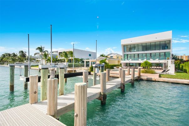 Exterior, Lake