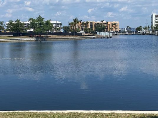 Exterior, Lake