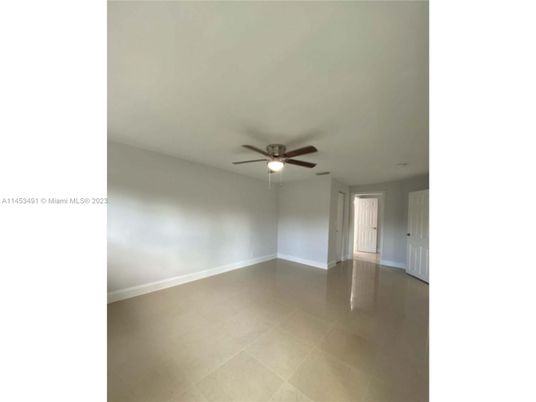 Empty room, Interior